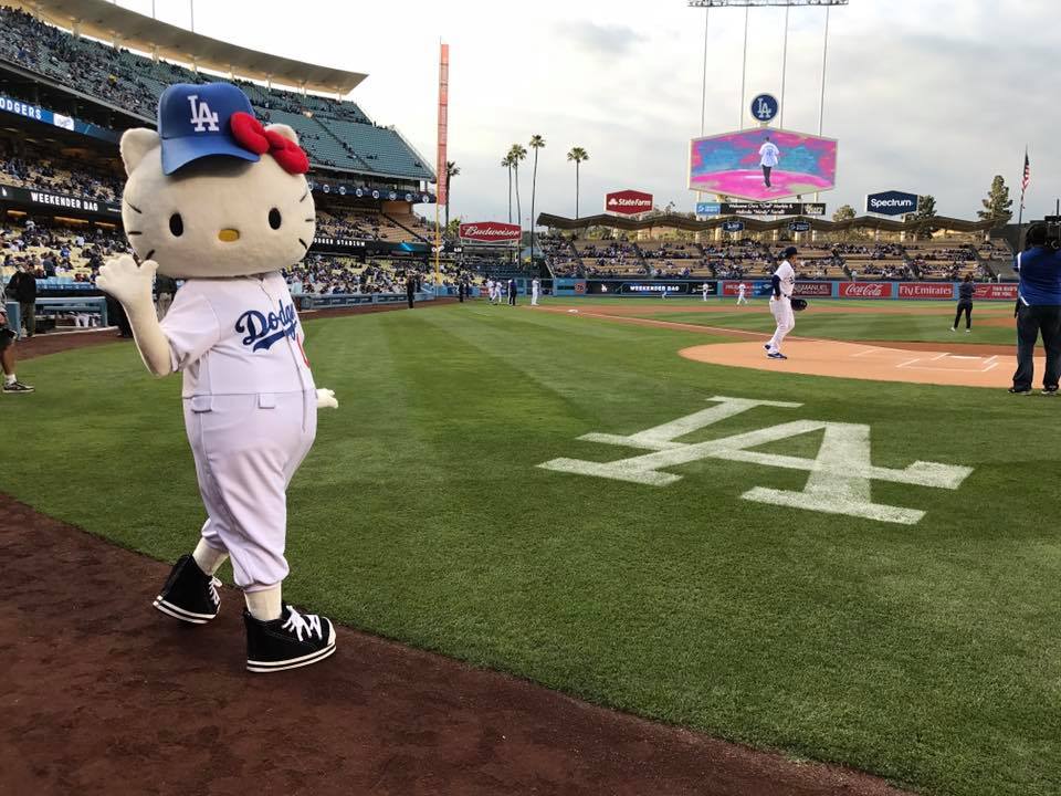 Always a sweet time with the @dodgers at #HelloKittyNight 🎀 Drop a 💙 if  you attended!